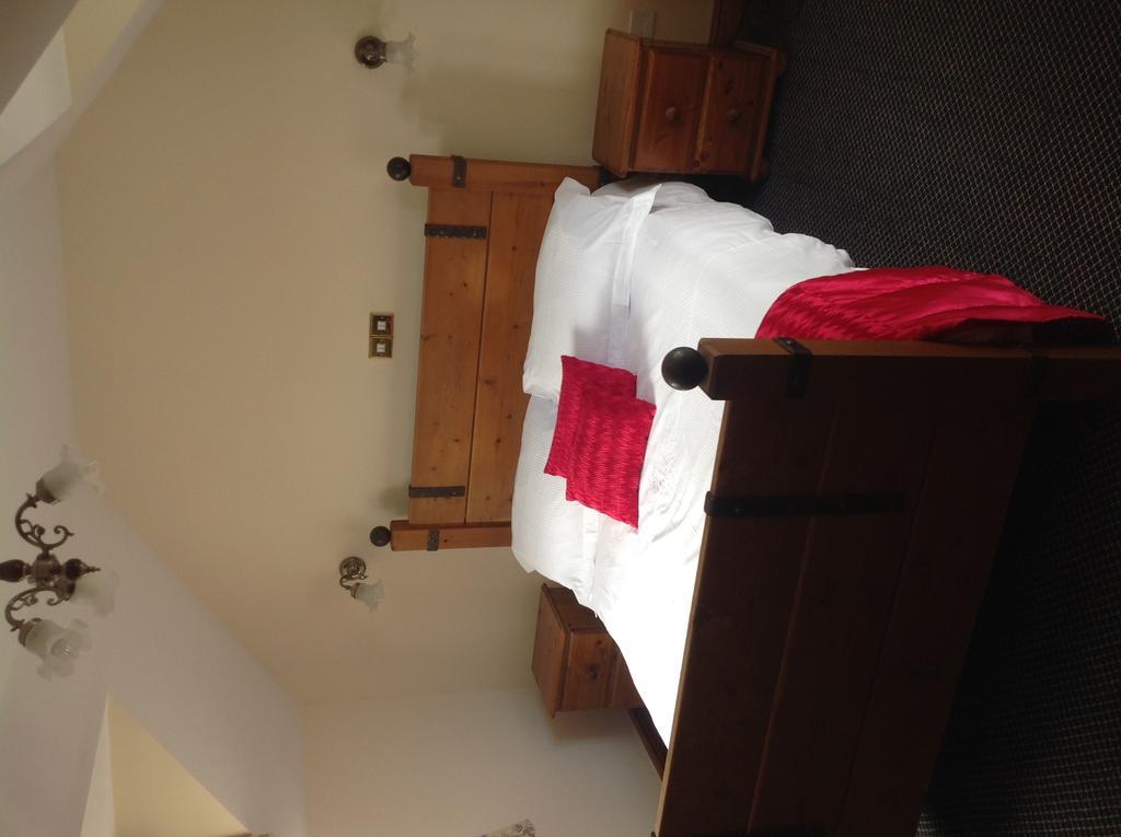 The Glan Yr Afon Inn Holywell  Room photo