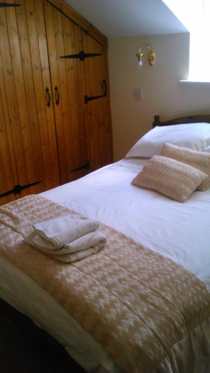 The Glan Yr Afon Inn Holywell  Room photo