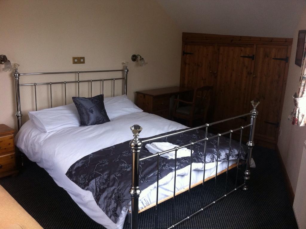 The Glan Yr Afon Inn Holywell  Room photo