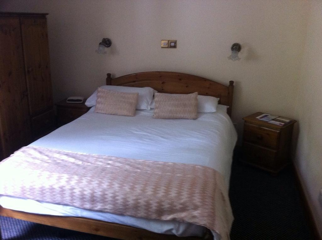 The Glan Yr Afon Inn Holywell  Room photo